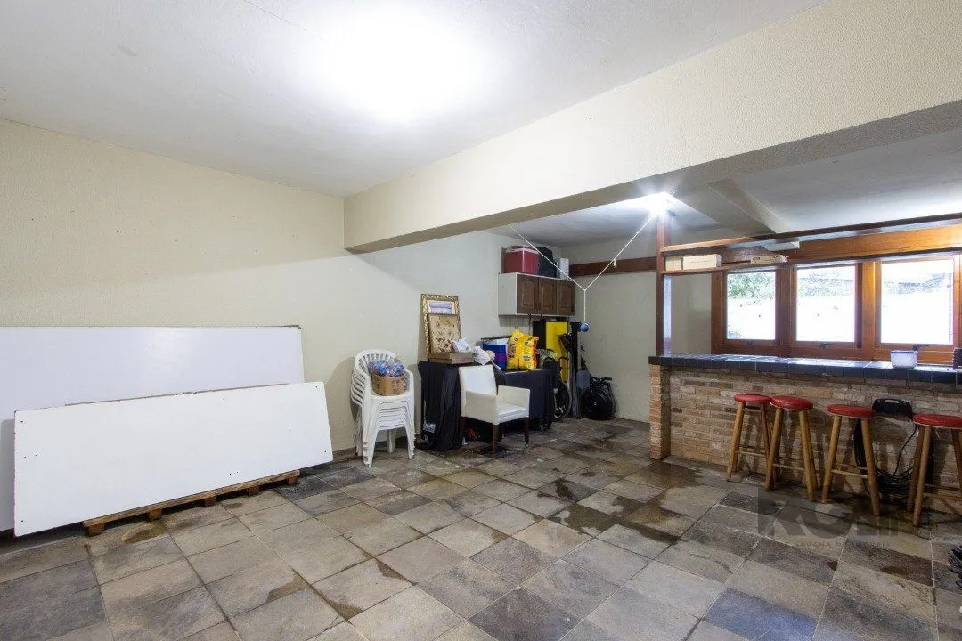 Imagem Casa no bairro Cristal, Possui 4 dormitórios, sendo 1suíte, closet e banheira de hidromassagem, com possibilidade de um podendo 1 dormitórios extra.