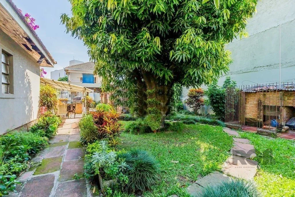 Imagem Casa 3 dormitórios, sendo 1 suíte, 636,29 m² de área privativa e 5 vaga(s) de garagem. Localizado na Rua Zamenhoff, no bairro São João em Porto Alegre.