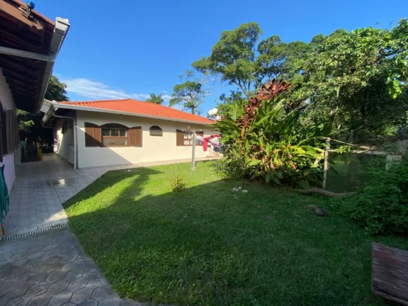 Imagem CASA COM AMPLO TERRENO, 3 QUARTOS, CENTRO