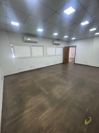 Imagem Galpão Comercial de Alto Padrão em Cotia-SP 2 Salas, 4 Banheiros, 527m² Venda ou Locação no Jardim Santa Paula
