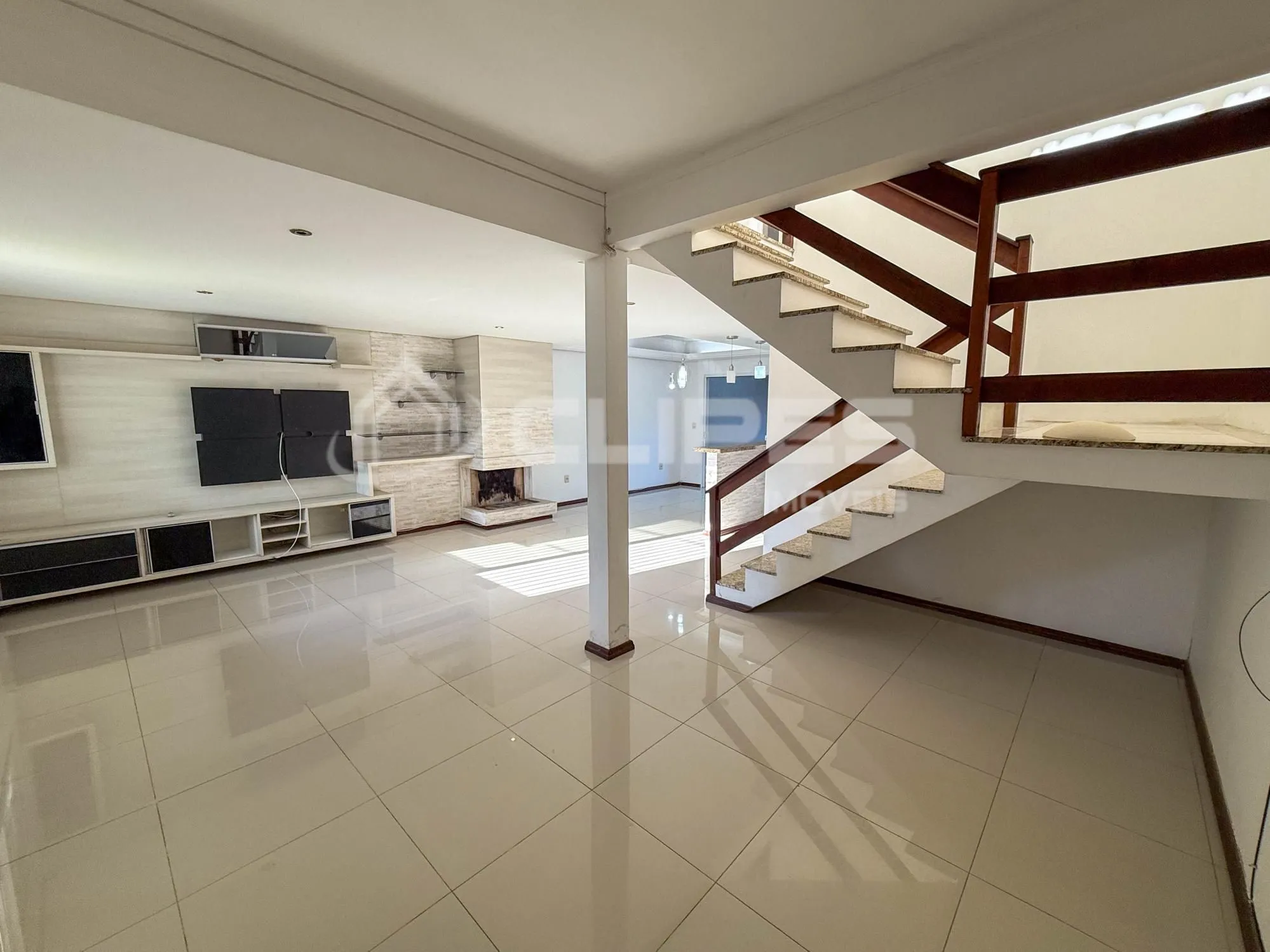 Imagem Sobrado para Venda - 140m², 3 dormitórios, sendo 1 suites, 2 vagas - Hípica