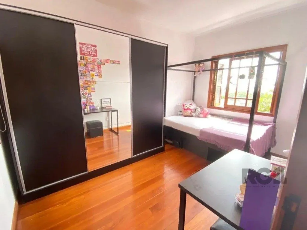 Imagem Casa com 4 dormitórios no bairro nonoai
