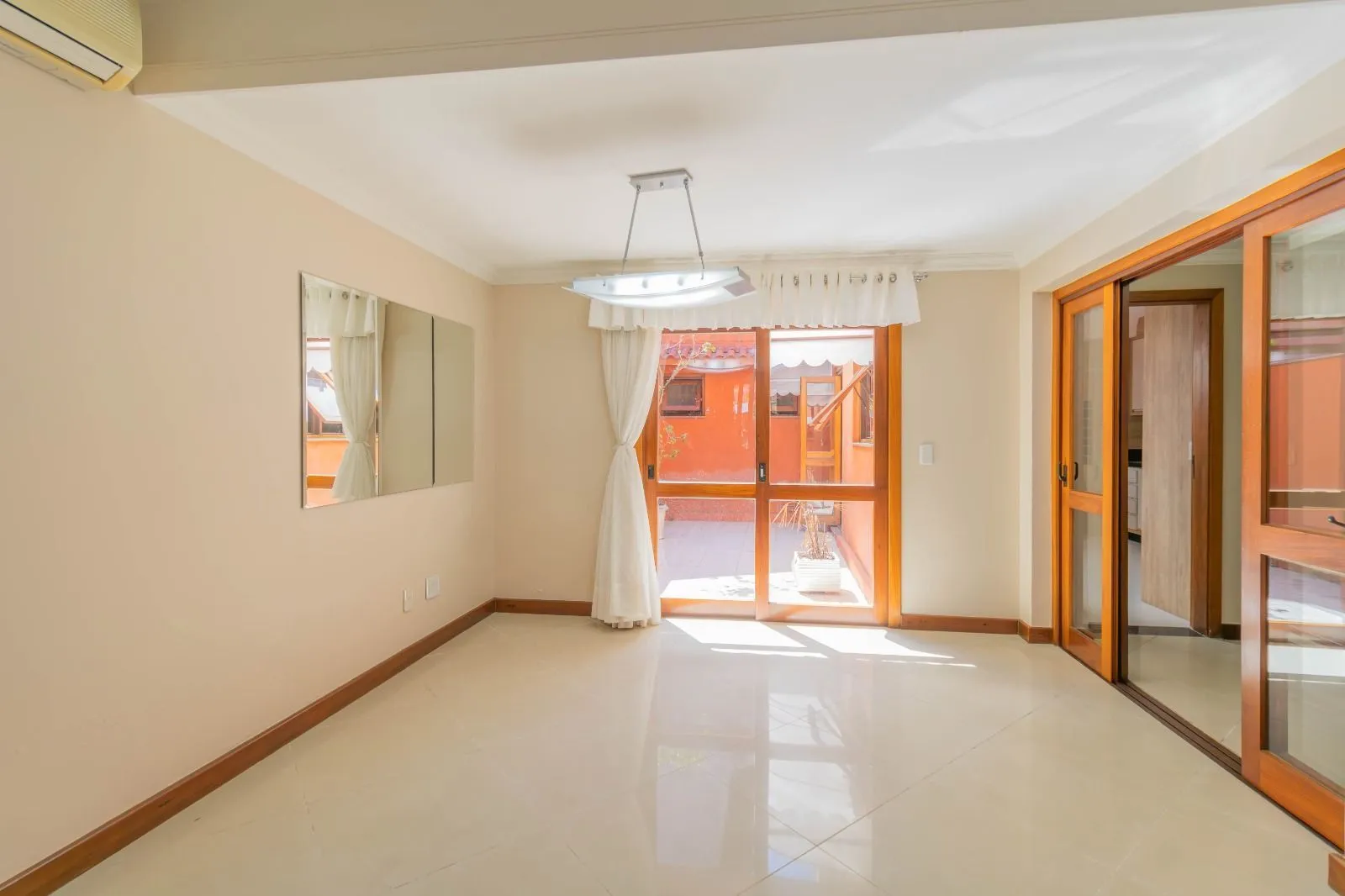 Imagem Casa Condominio para Venda - 286.89m², 4 dormitórios, sendo 2 suites, 2 vagas - Cristal