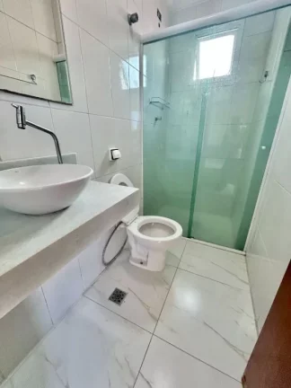 Imagem Apartamento aconchegante com 2 quartos, 2 suítes e localização estratégica, a 200 metros da praia, á venda na Imobiliaria Consulte Imoveis.