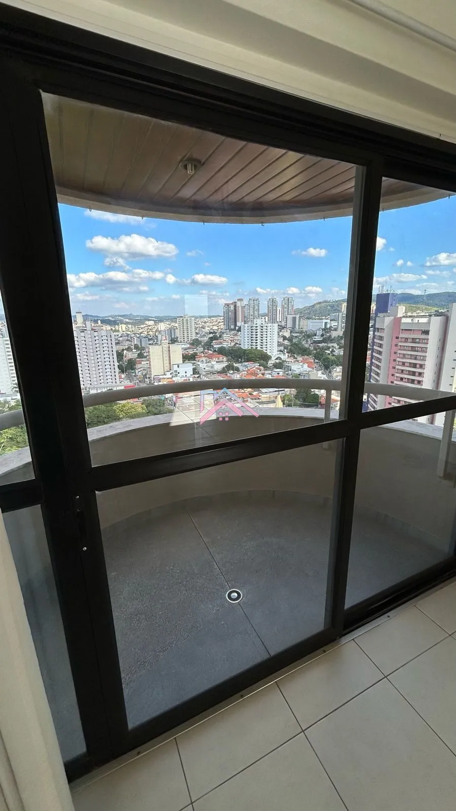 Imagem Apartamento à venda Edifício BBC - área útil 156 m2 com 3 dormitórios sendo 1 suíte / 2 vagas / Cent