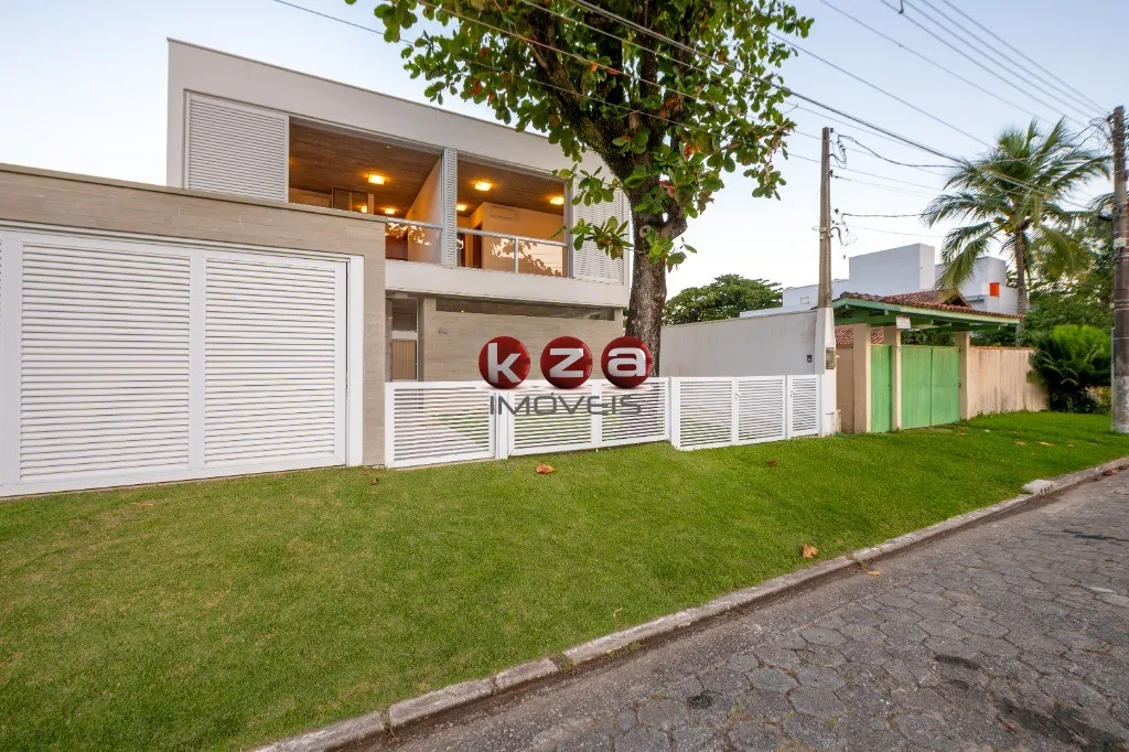 Imagem Imóvel de luxo à venda em São Sebastião-SP: Casa na Praia de Guaecá com 4 suítes, 3 salas, amplo gourmet e piscina, ao lado do mar.
