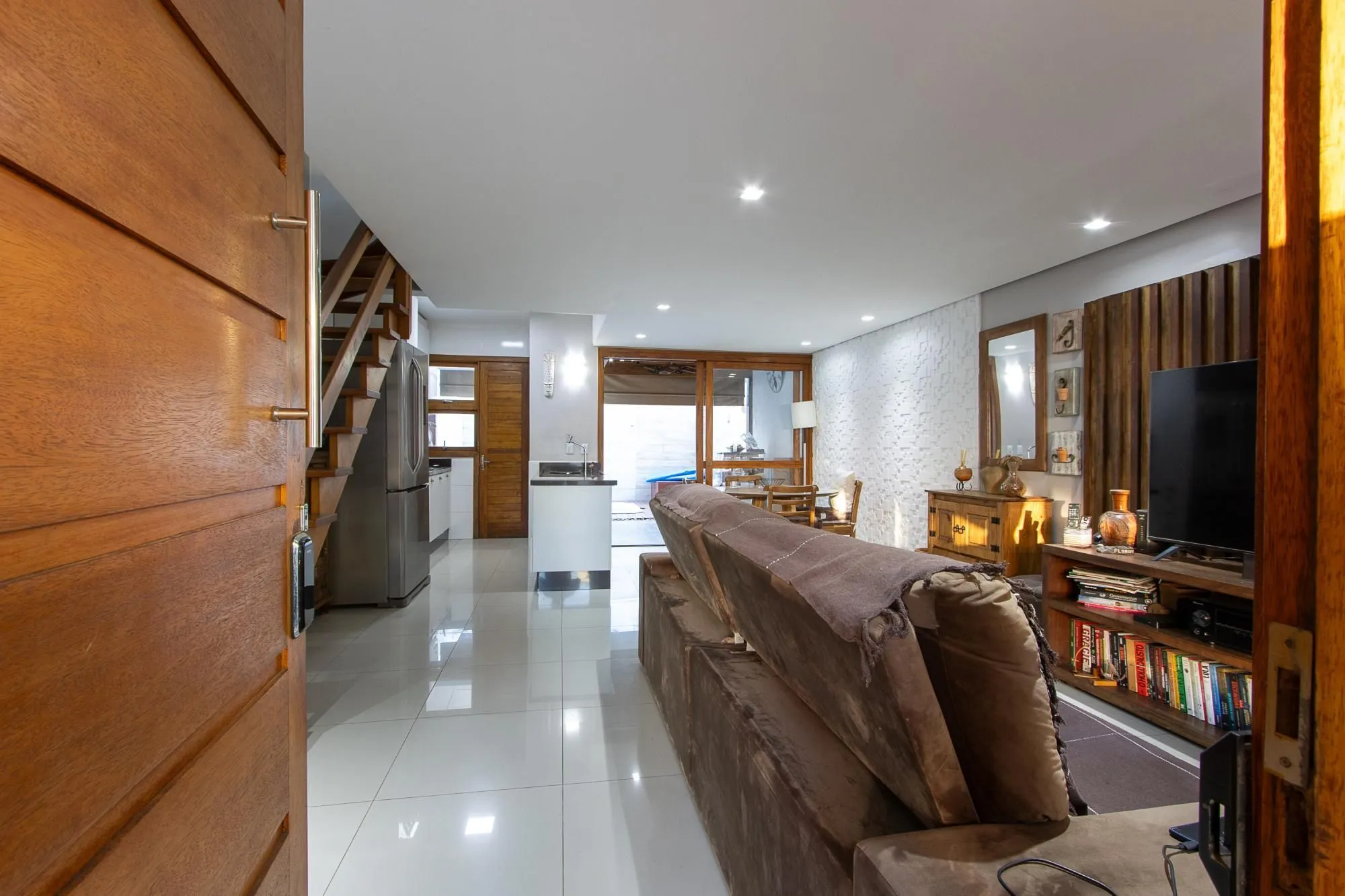 Imagem Casa de condomínio, 3 quartos, 1 suíte, piscina e 2 vagas de garagem;
