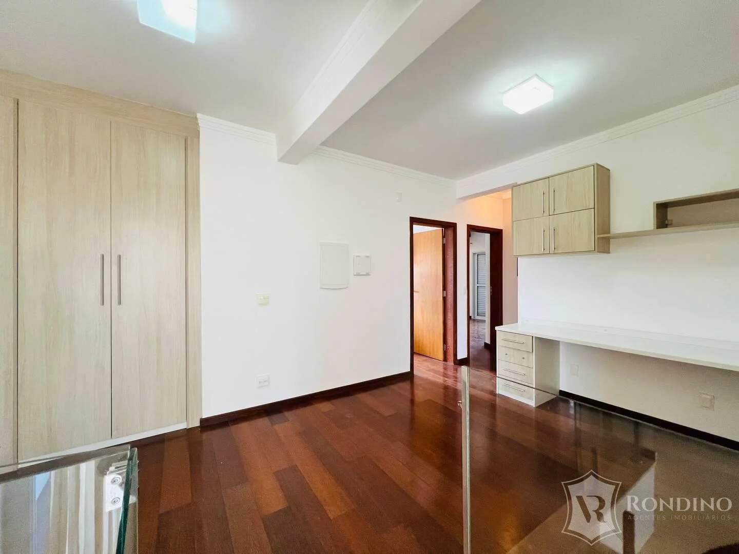Imagem Sobrado com 5 suítes, varanda gourmet e piscina.