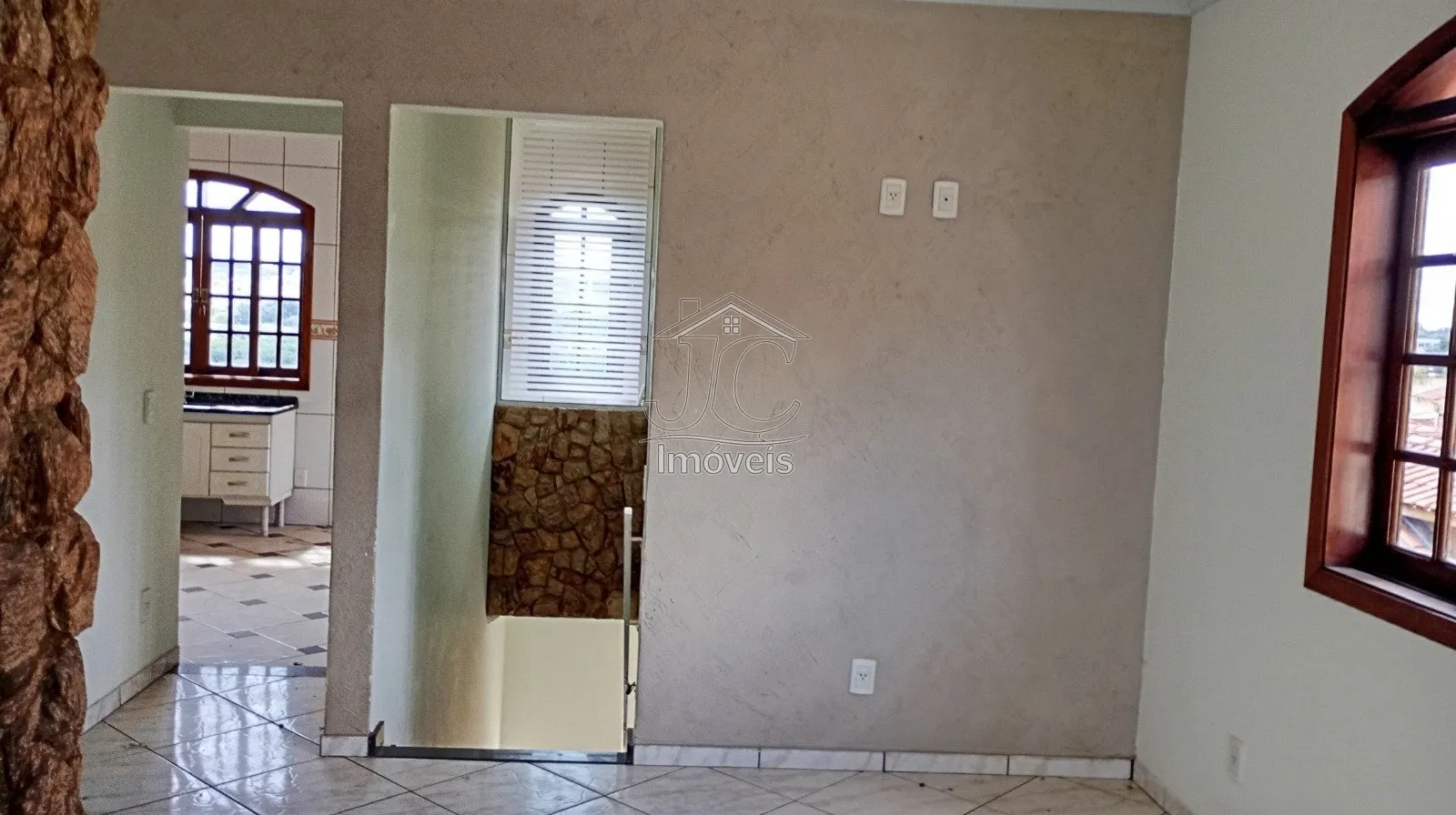Imagem Casa com 3 quartos com barracão comercial no piso inferior à venda em Valinhos.