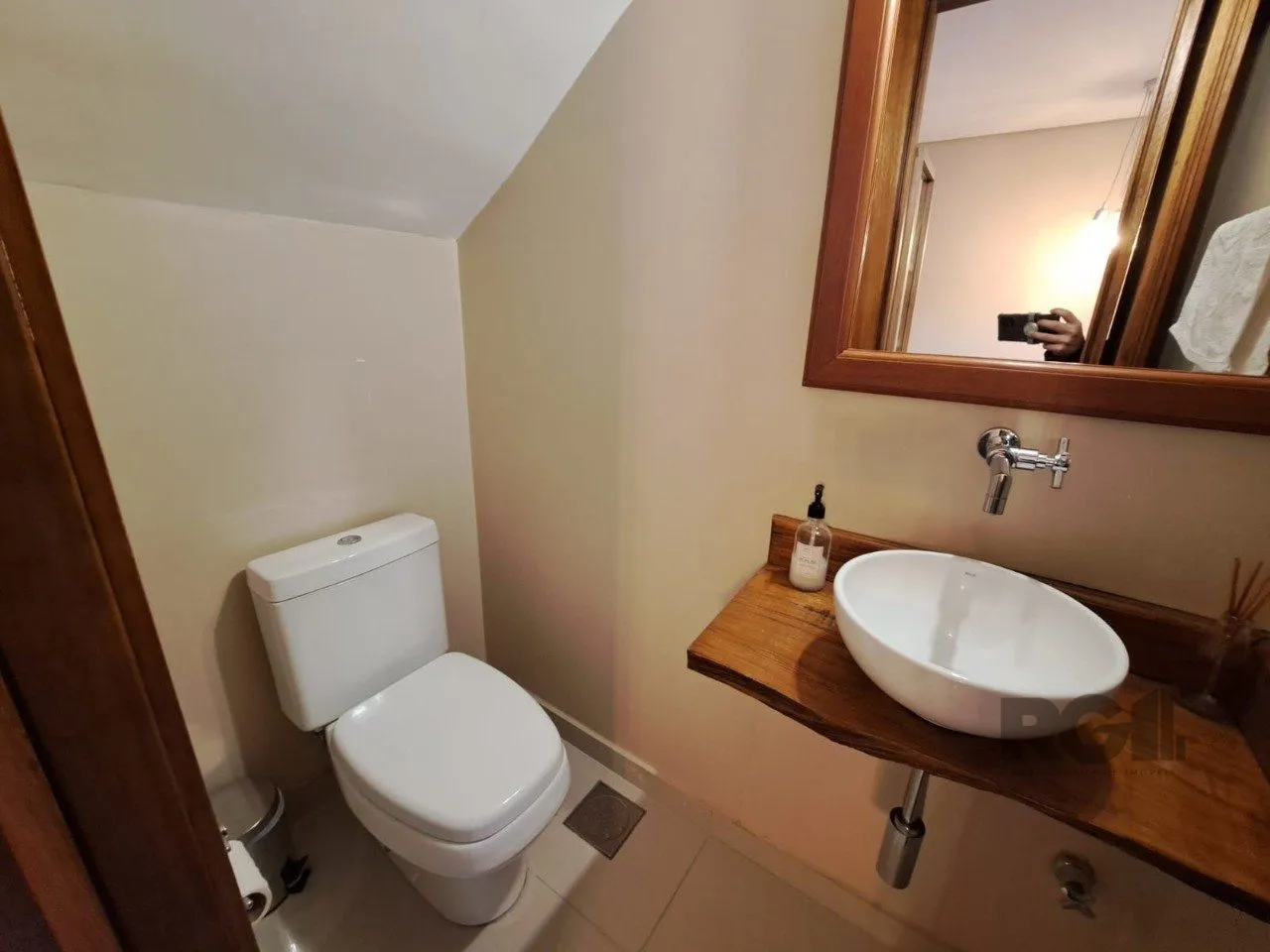 Imagem Casa em Condomínio com 03 quartos e 02 vagas no Bairro Nonoai