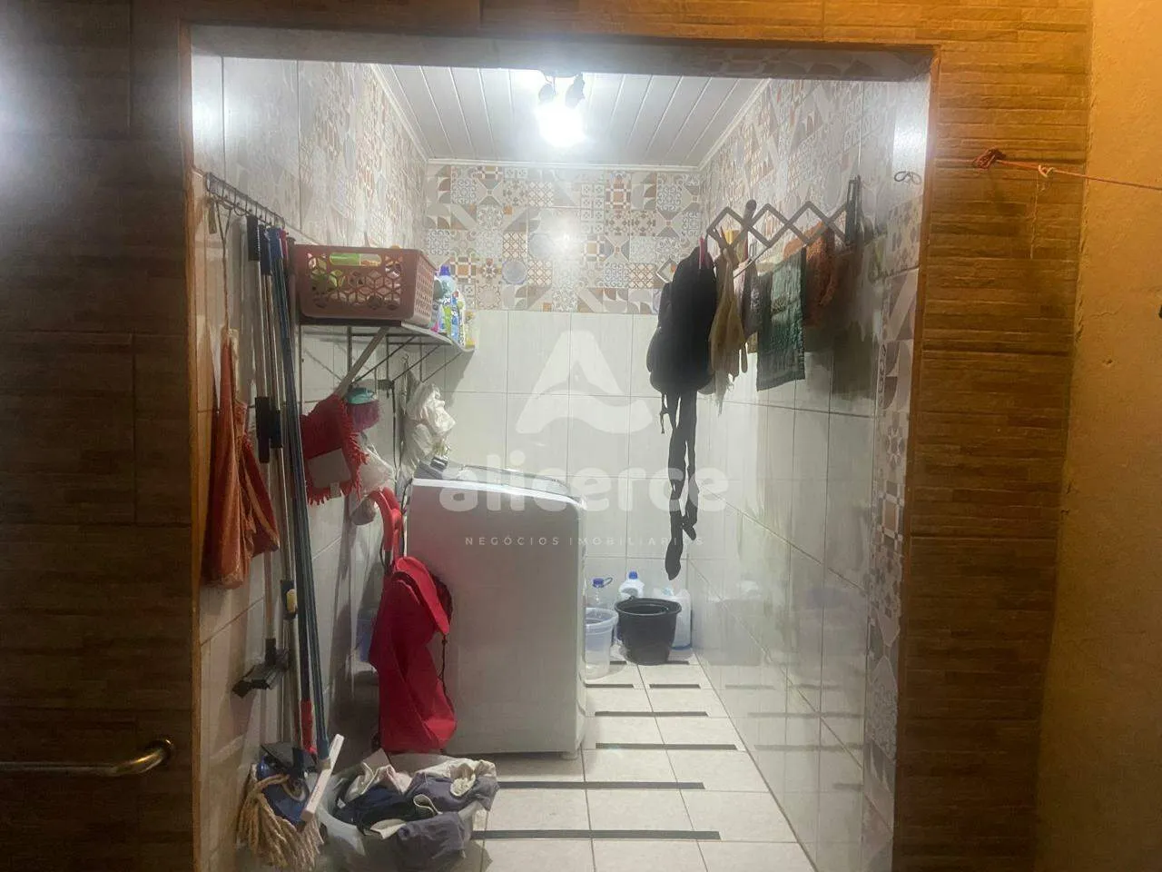 Imagem Casa com excelente localização no bairro Estreito, a apenas uma quadra da Beira-Mar Continental
