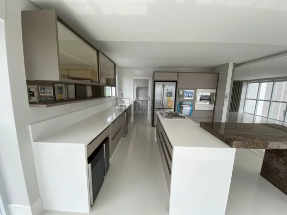 Imagem Ótimo apartamento frente mar semimobiliado em Balneário Camboriú.