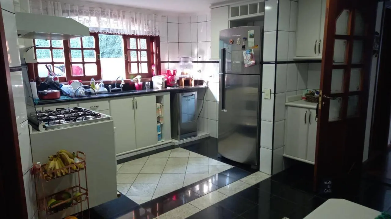 Imagem Casa Sobrado de 320m² Localizada no Condomínio Morada dos Pinheiros!