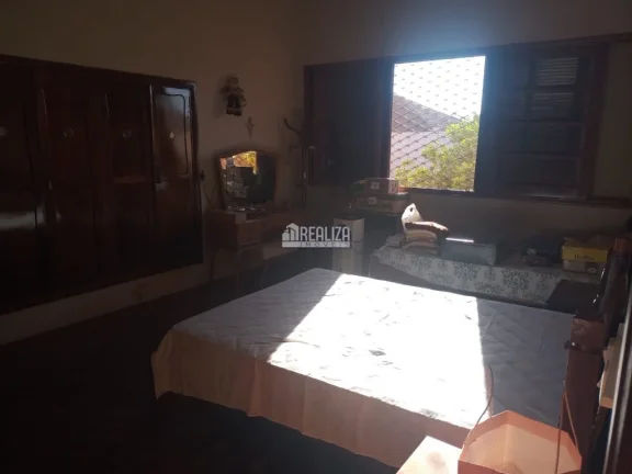 Imagem Vende-se casa de alto padrão com dois pavimentos no Centro de Igarapava/SP