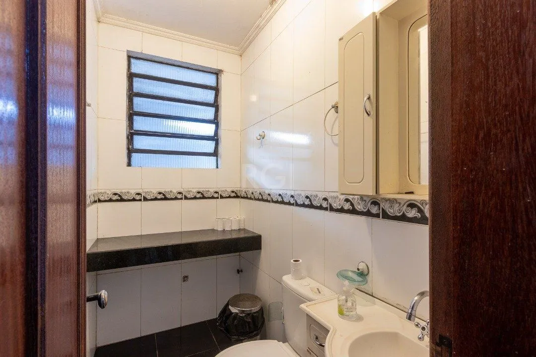 Imagem Sobrado para Venda - 300m², 3 dormitórios, sendo 1 suites, 3 vagas - Cavalhada
