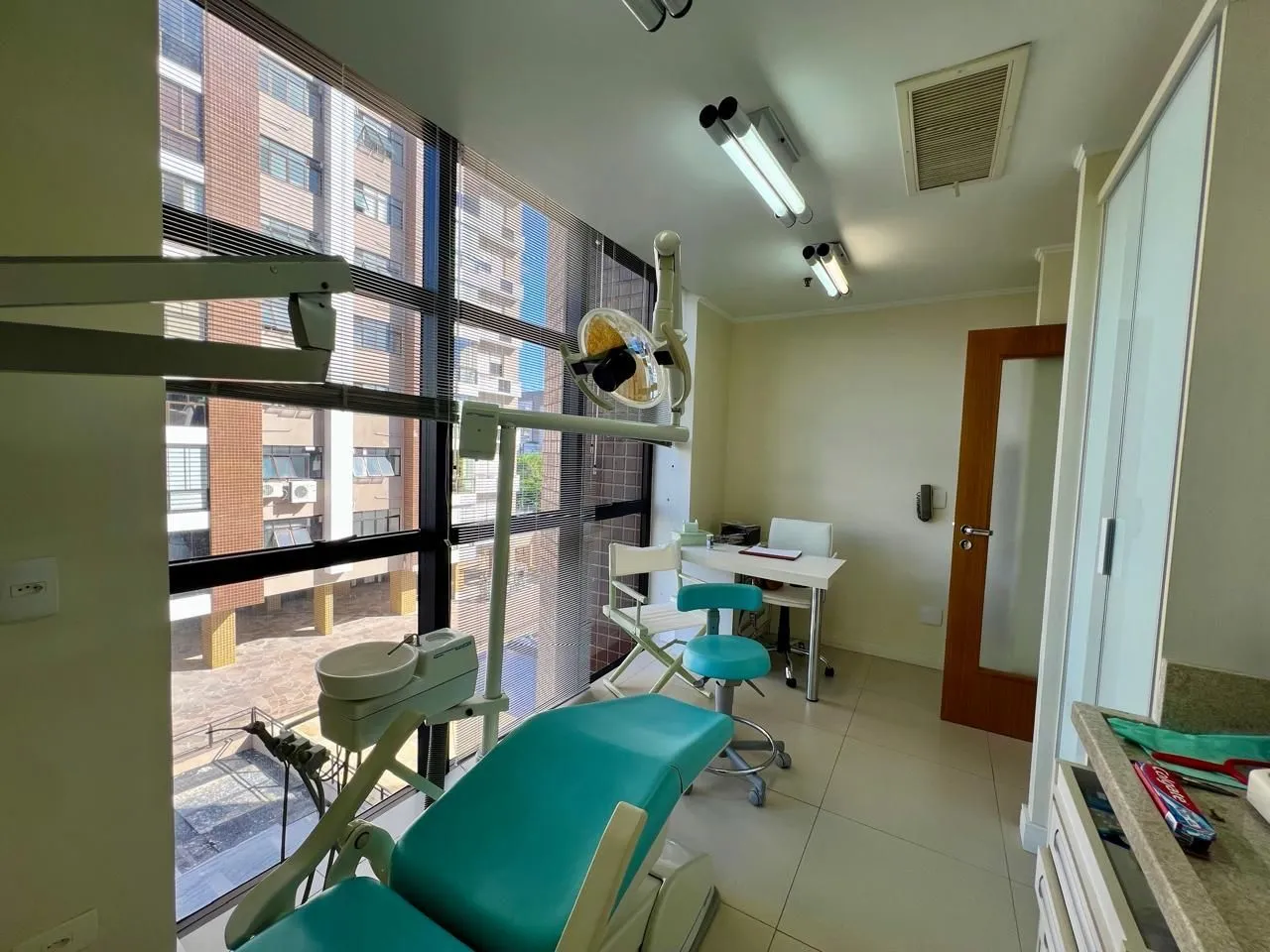 Imagem Clínica Odontológica mobiliada e equipada, 38 m2 com 2 vagas individuais na Av. Vinte e Quatro de Outubro