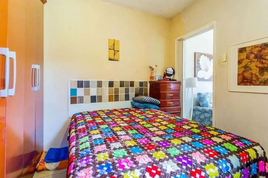 Imagem Casa térrea com 3 dormitórios, amplo pátio e 2 vagas de garagem cobertas.