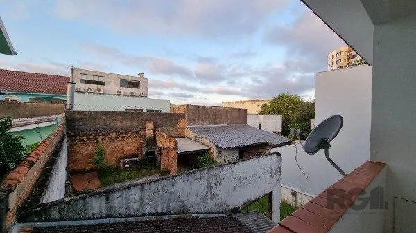 Imagem Casa /Sobrado com apartamento e loja, estacionamento, a venda no Bairro Jardim Itu. Lojão embaixo com dois banheiros e divisórias,