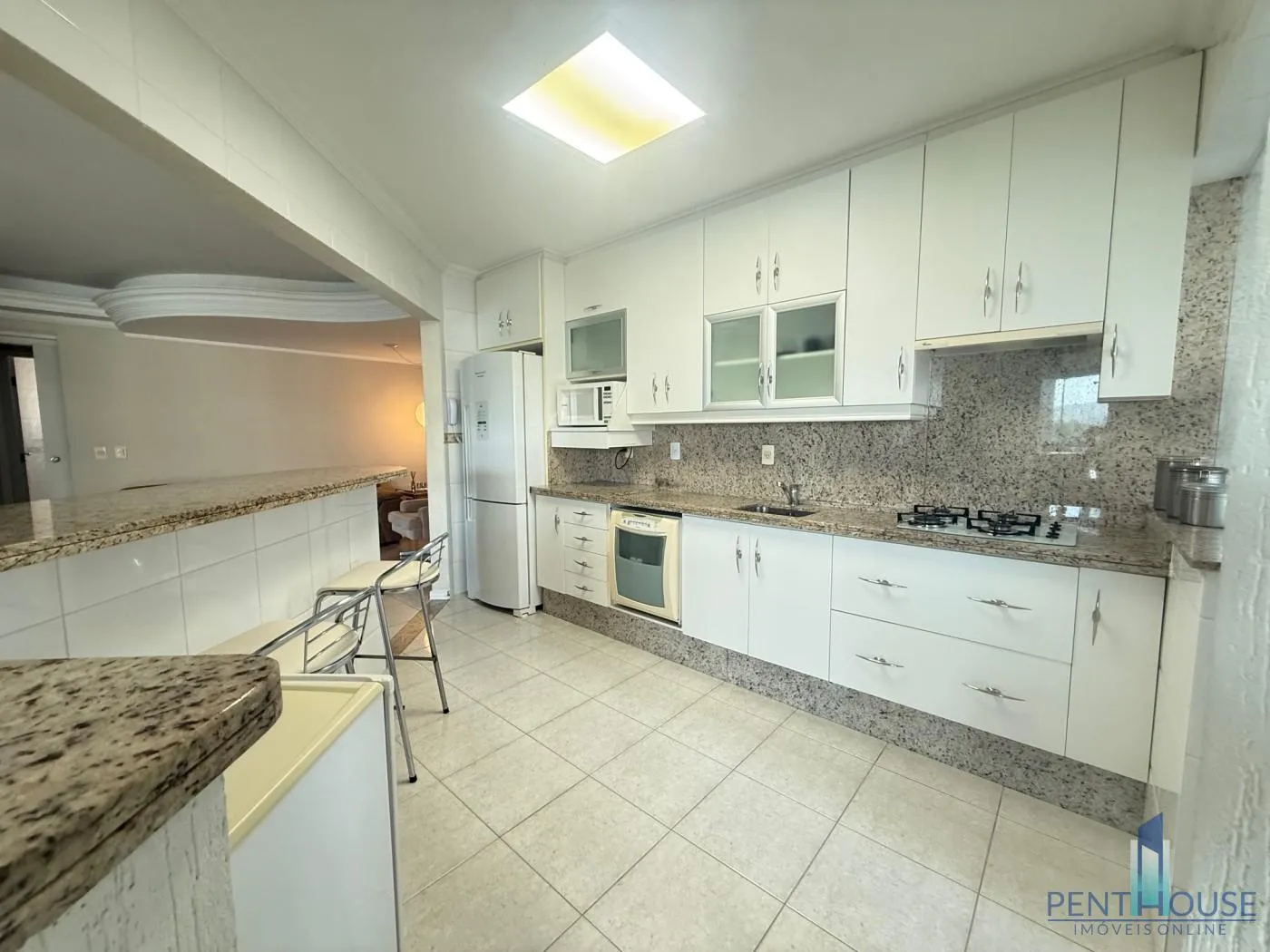 Imagem Apartamento Zona Central para Venda em Balneário Camboriú, CENTRO, 3 dormitórios, 1 suíte, 2 banheiros, 2 vagas