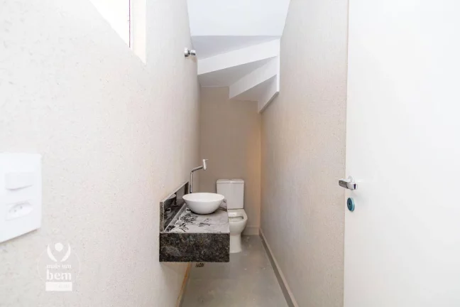 Imagem Sobrado em Condomínio Fechado à venda no Bairro Alto. 3 Quartos, Suíte, terraço com churrasqueira e 2 Vagas de garagem