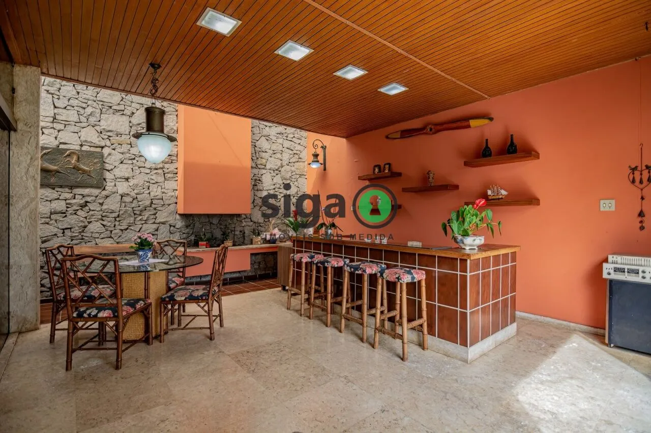 Imagem Casa a venda no Planalto Paulista, com 3 quartos e 6 vagas de garagem.
