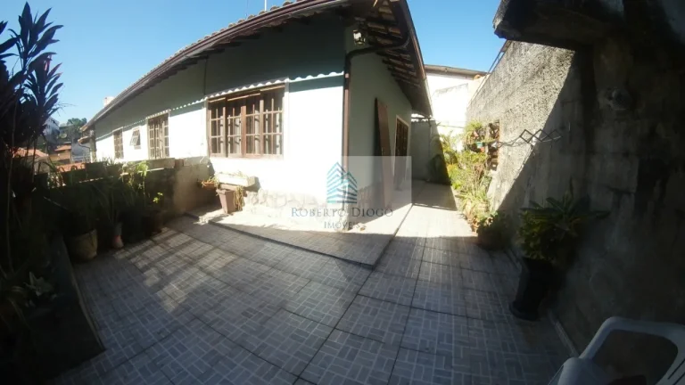 Imagem Casa de luxo à venda em Niterói-RJ, bairro Pe Pequeno: 9 quartos, 3 suítes, 4 salas, 9 banheiros, 3 vagas de garagem, 370m² de área.