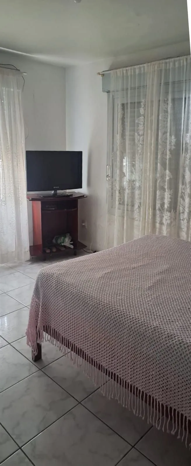 Imagem Casa no centro de Tramandaí com 3 dorm, 2 banh + edícula completa, garagem 2 carros com churrasqueira, próxima à Av. Fernandes Bastos.