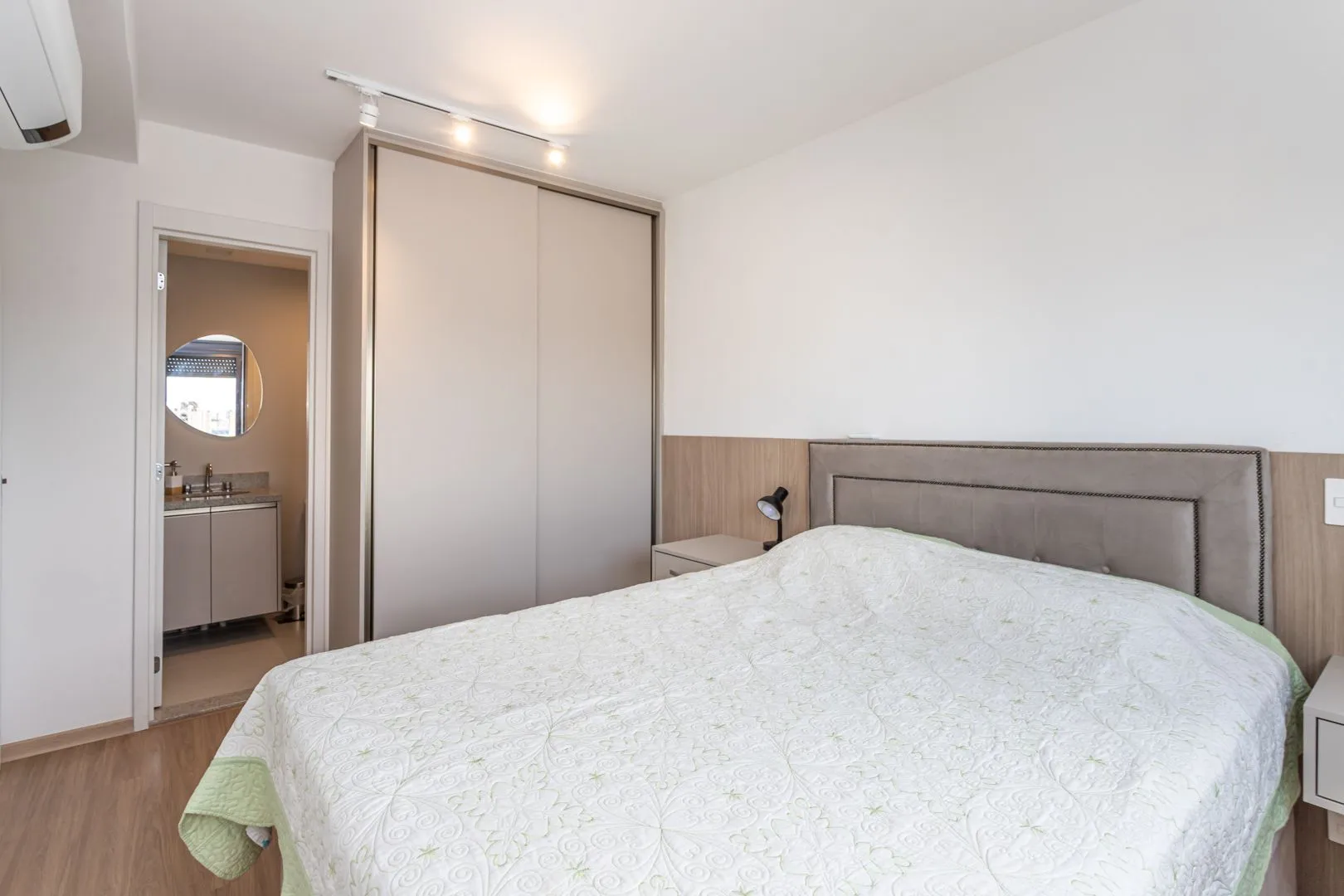 Imagem Apartamento 02 dormit com suíte e 01 vaga, no bairro Azenha, em Porto Alegre.