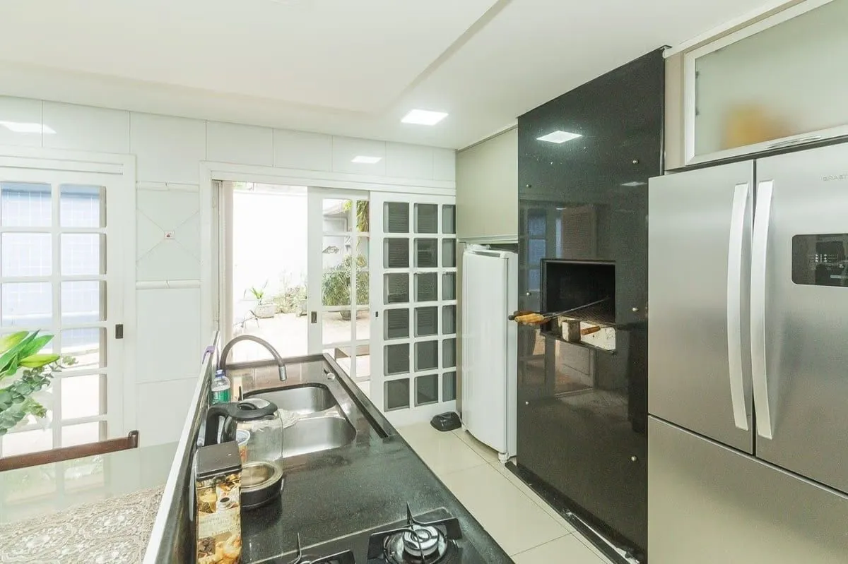 Imagem Casa com 5 dormitórios à venda em Parque Santa Fé, Porto Alegre.