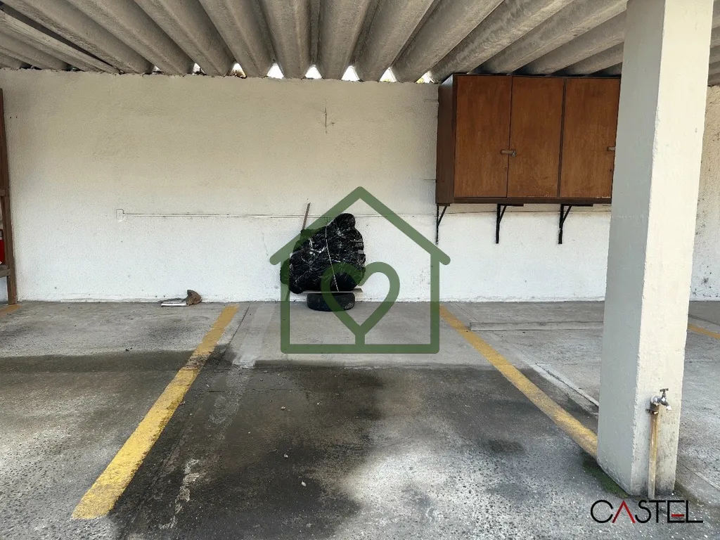 Imagem Apartamento reformado e desocupado à venda no bairro Menino Deus, em Porto Alegre. Originalmente co...