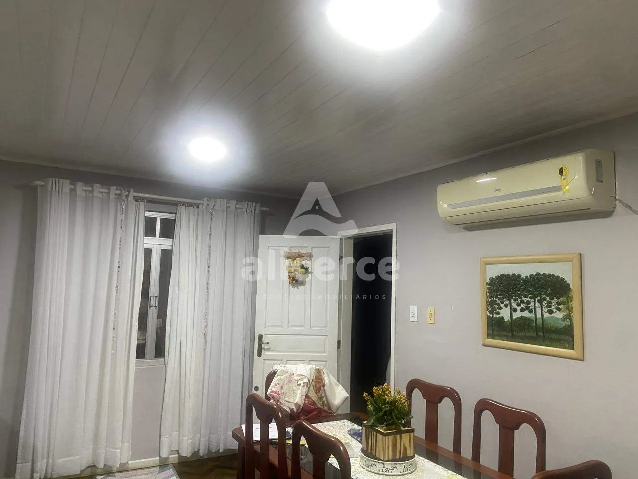 Imagem Casa com excelente localização no bairro Estreito, a apenas uma quadra da Beira-Mar Continental
