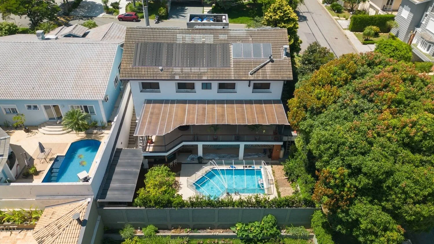 Imagem Casa de Luxo Modernizada em Alphaville ? Privacidade, Conforto e Sustentabilidade