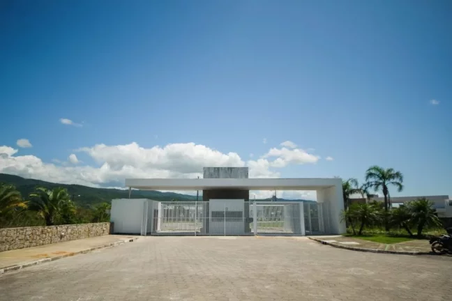 Imagem Terreno de 600m² no Condomínio Garopaba Internacional: Luxo, Conforto e Segurança!