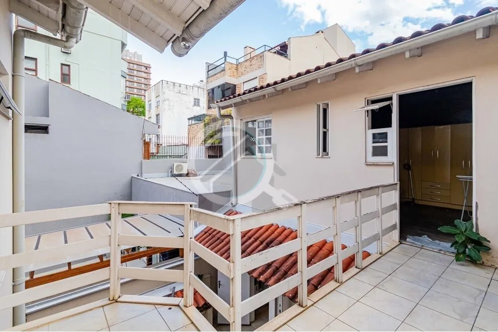Imagem Encante-se com esta casa excepcionalmente bem localizada no coração do bairro Petrópolis! Com uma...