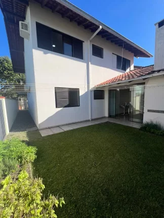 Imagem Sobrado com 4 dormitórios sendo 1 suíte e 2 vagas de garagem em São Francisco do Sul/SC