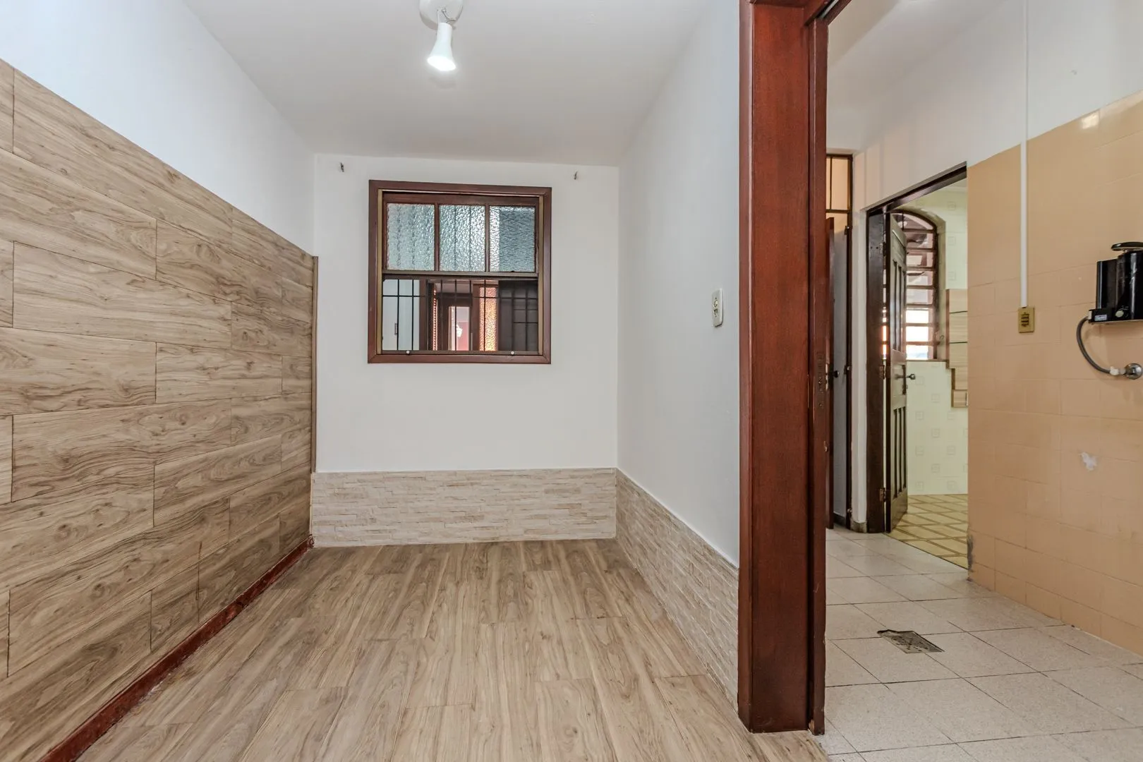 Imagem Casa no Partenon com 4 dormitórios e 4 vagas DESOCUPADA