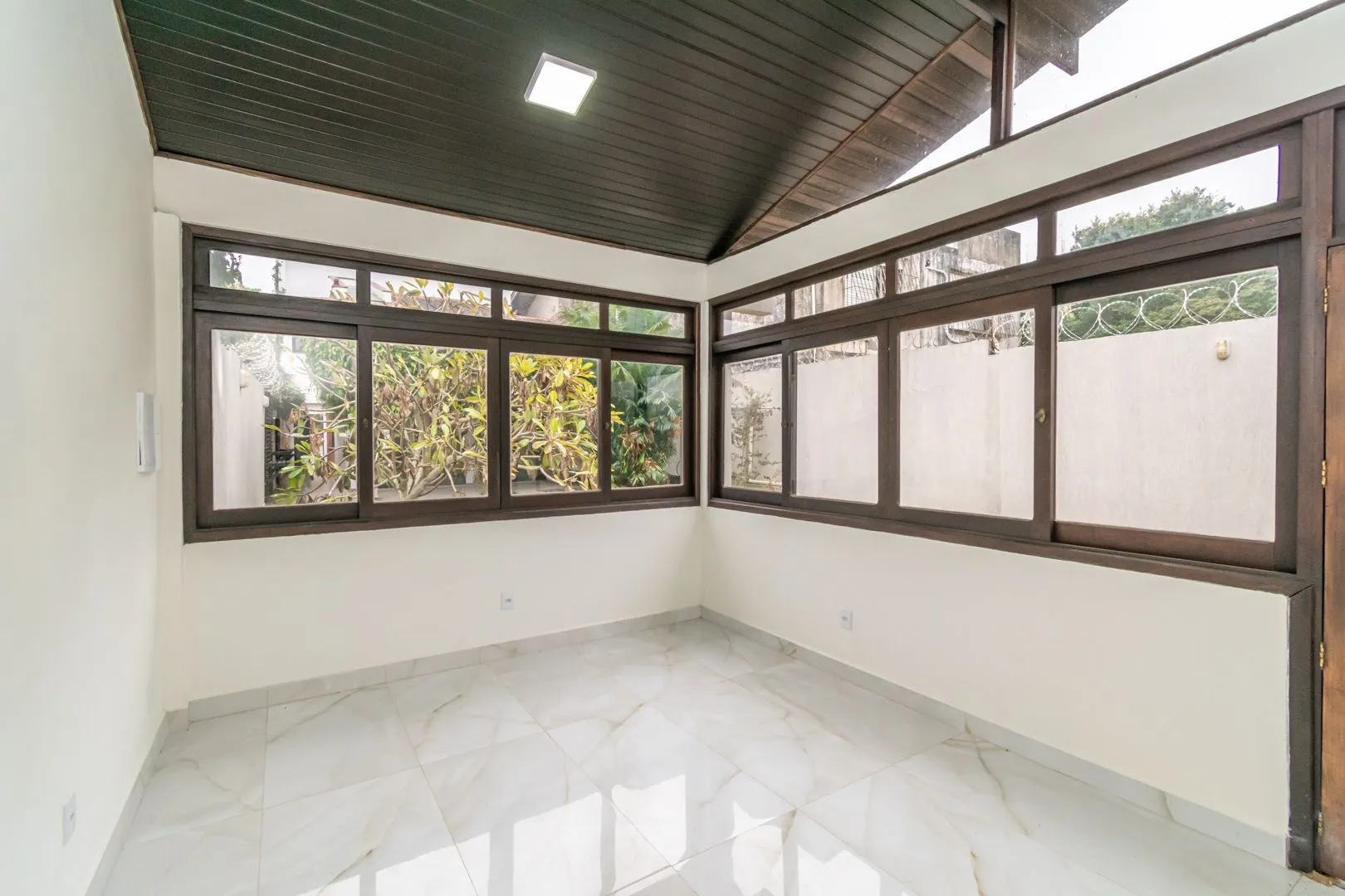 Imagem Casa sobrado no bairro Cristal de 3 dormitórios e 3 vagas DESOCUPADA