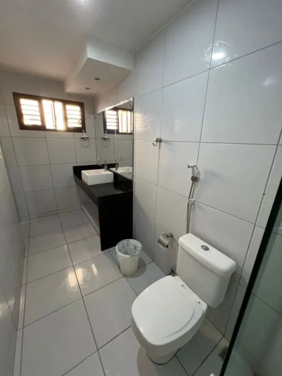 Imagem Casa duplex ampla no Bairro dos Estados, com 7 quartos, 4 suítes, varandas, terraço e excelente localização em João Pessoa.