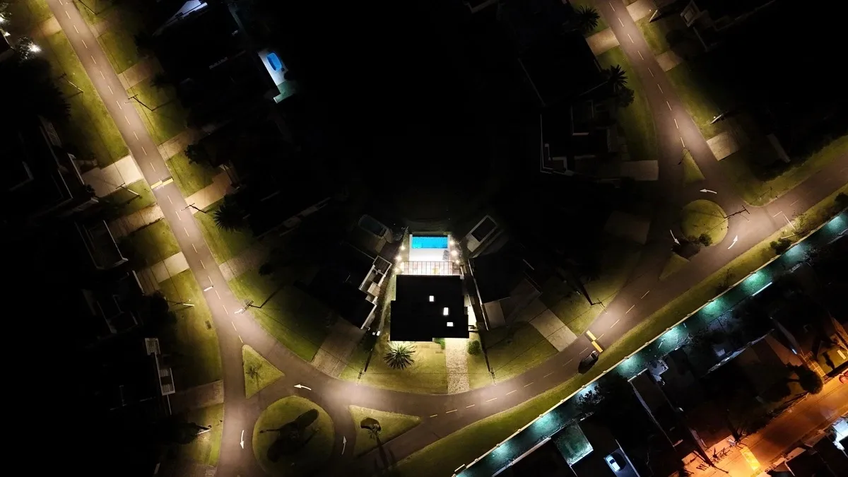 Imagem Sobrado Beira Lago, mobiliado e decorado com 05 suítes e piscina