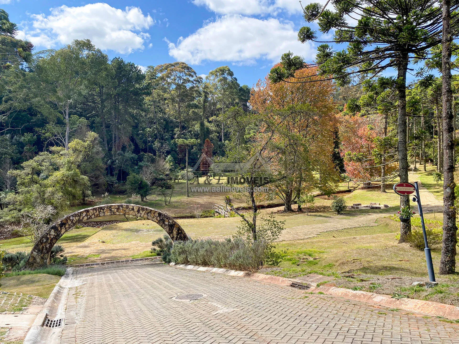 Imagem Terreno à venda em Campos do Jordão - Em loteamento de alto padrão