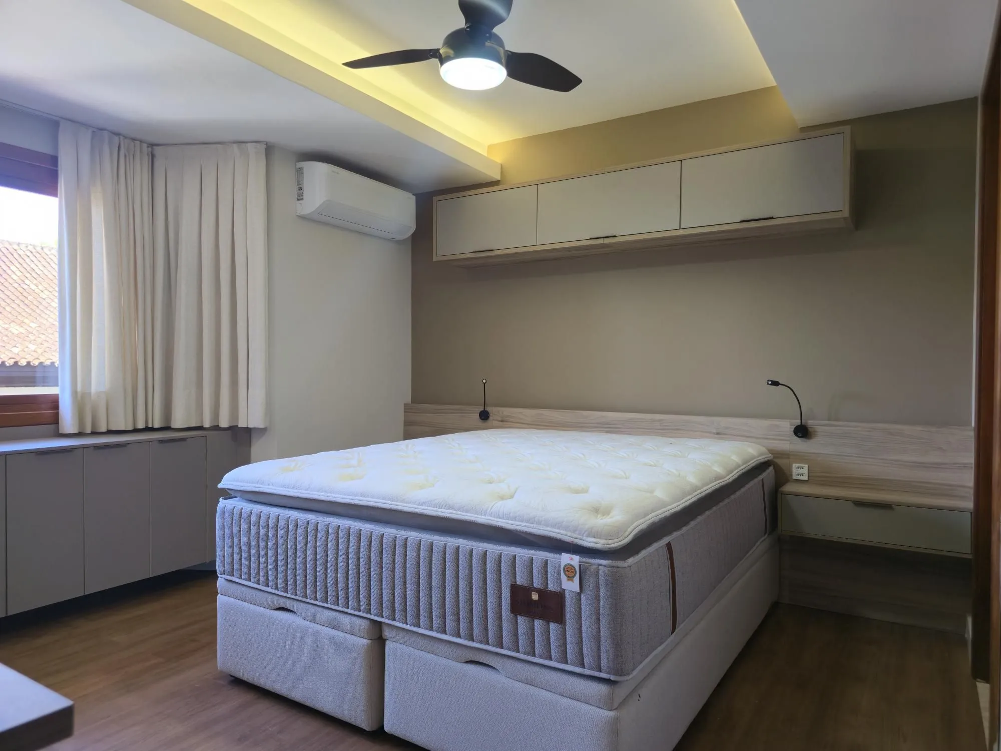 Imagem Casa em Condomínio 4 dorms à venda Avenida Taquary, Cristal - Porto Alegre