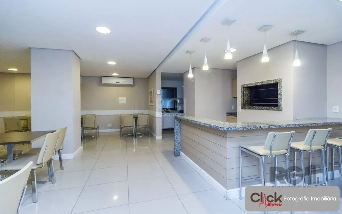 Imagem Vende apartamento desocupado, andar alto, mobiliado, living de dois ambientes, no Passo da Areia - Porto Alegre