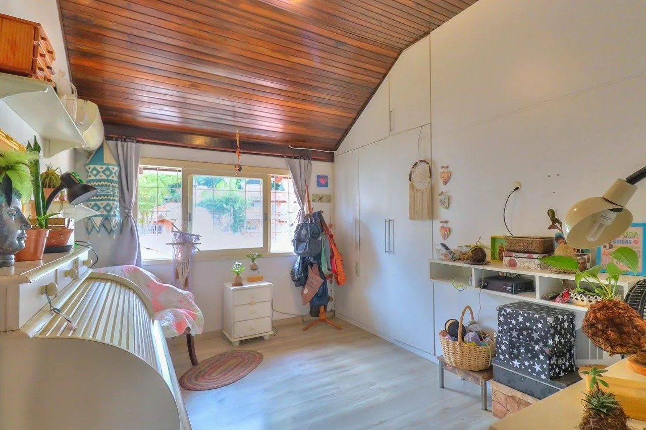 Imagem Casa a venda composta de 4 dormitórios no bairro Jardim Isabel em Porto Alegre