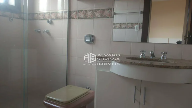 Imagem Casa estilo colonial, possui 3 suítes com ar condicionado e armários. Condomínio Portella Itu SP