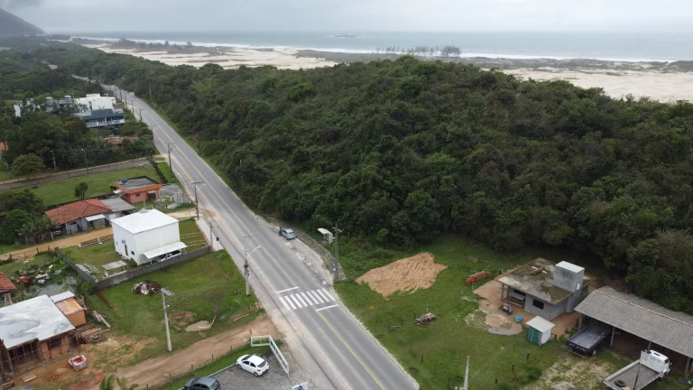 Imagem Oportunidade Única: Terreno Plano de 581 m² com Escritura Pública em Areias do Macacu, Garopaba - SC!