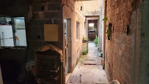 Imagem VENDA DE SOBRADO NO PARQUE RODRIGO BARRETO, EM ARUJÁ/SP, 250m² com 3 quartos, suíte, varanda, quintal e garagem fechada para 2 autos. CONSULTE-NOS.