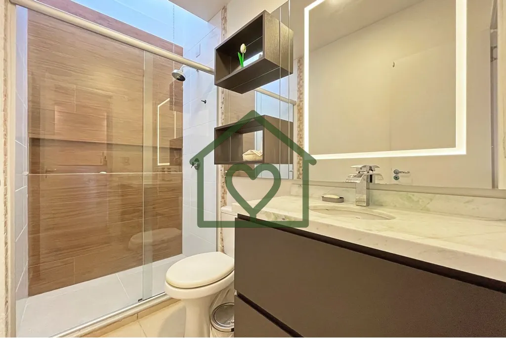 Imagem Este belo sobrado de 96m² oferece 3 dormitórios, incluindo 1 suíte com sacada. 
 A área social c...
