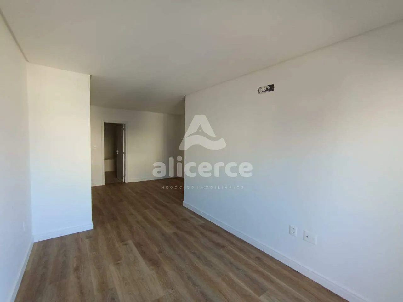 Imagem Apartamento à venda no bairro Floresta com 4 dormitórios com 01 suíte master.