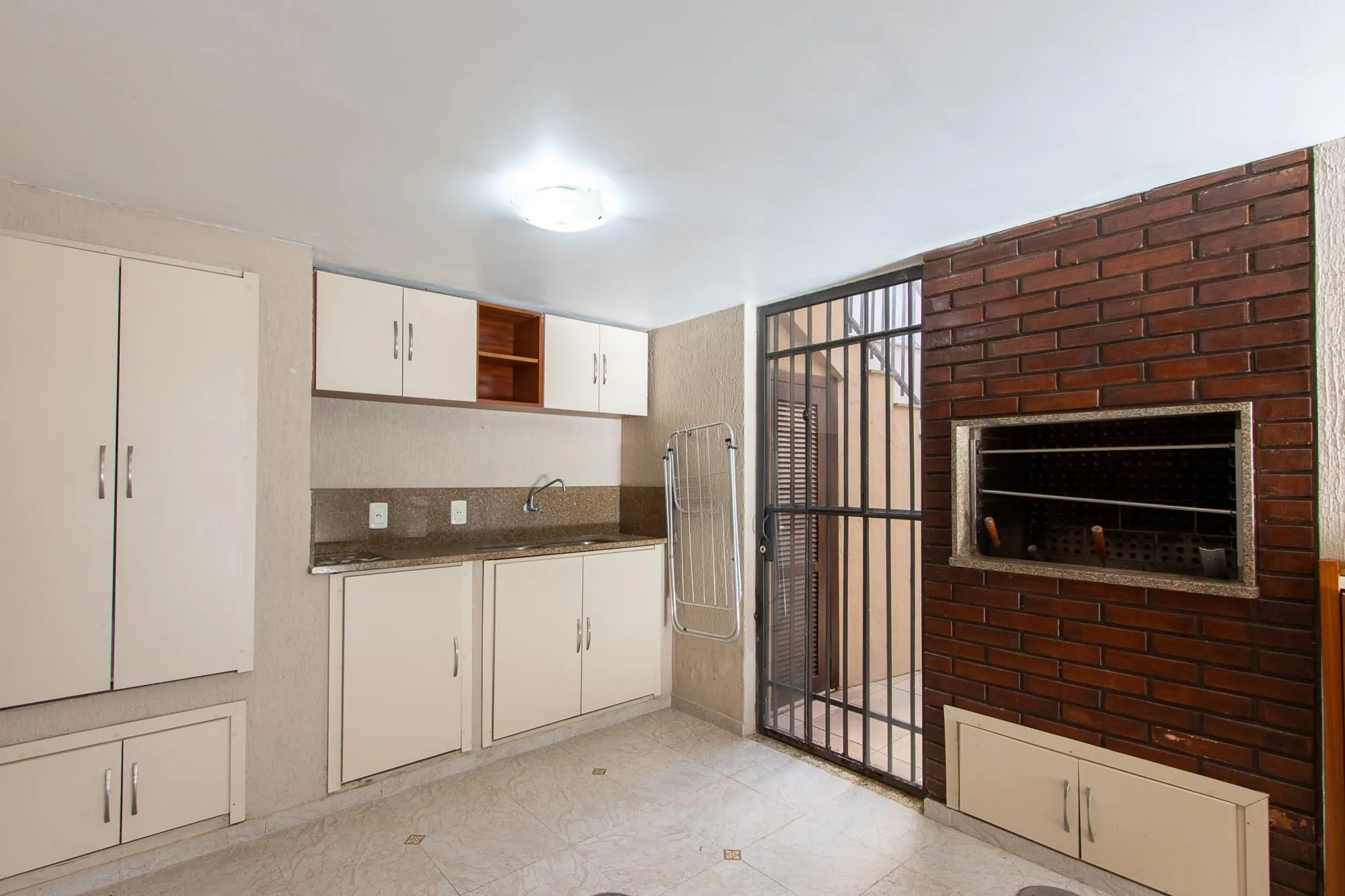 Imagem Excelente casa de 3 dormitórios, 1 suíte, pátio, piscina e vaga para 2 carros cobertas.