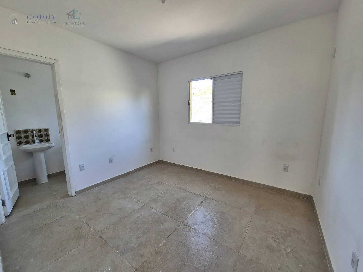 Imagem Casa em Condomínio Fechado com Suíte, Quintal e Garagem Coberta